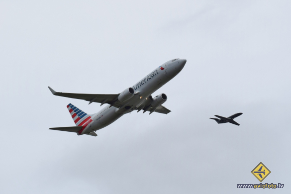 Boeing 737-823